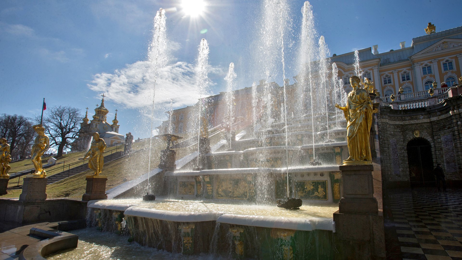 نوافير مجموعة الشلالات الكبرى في يوم تشغيلها في المحمية الحكومية لمجمع بيترهوف المعماري الفني