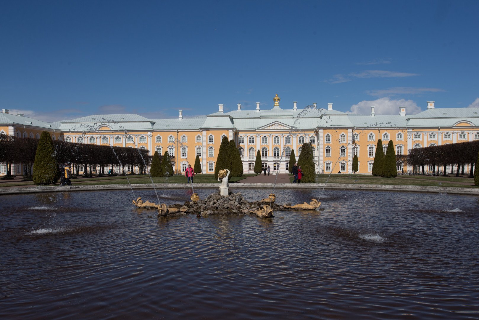 منظر الحديقة العليا في يوم تشغيلها في محمية حكومية لمجمع بيترهوف المعماري الفني