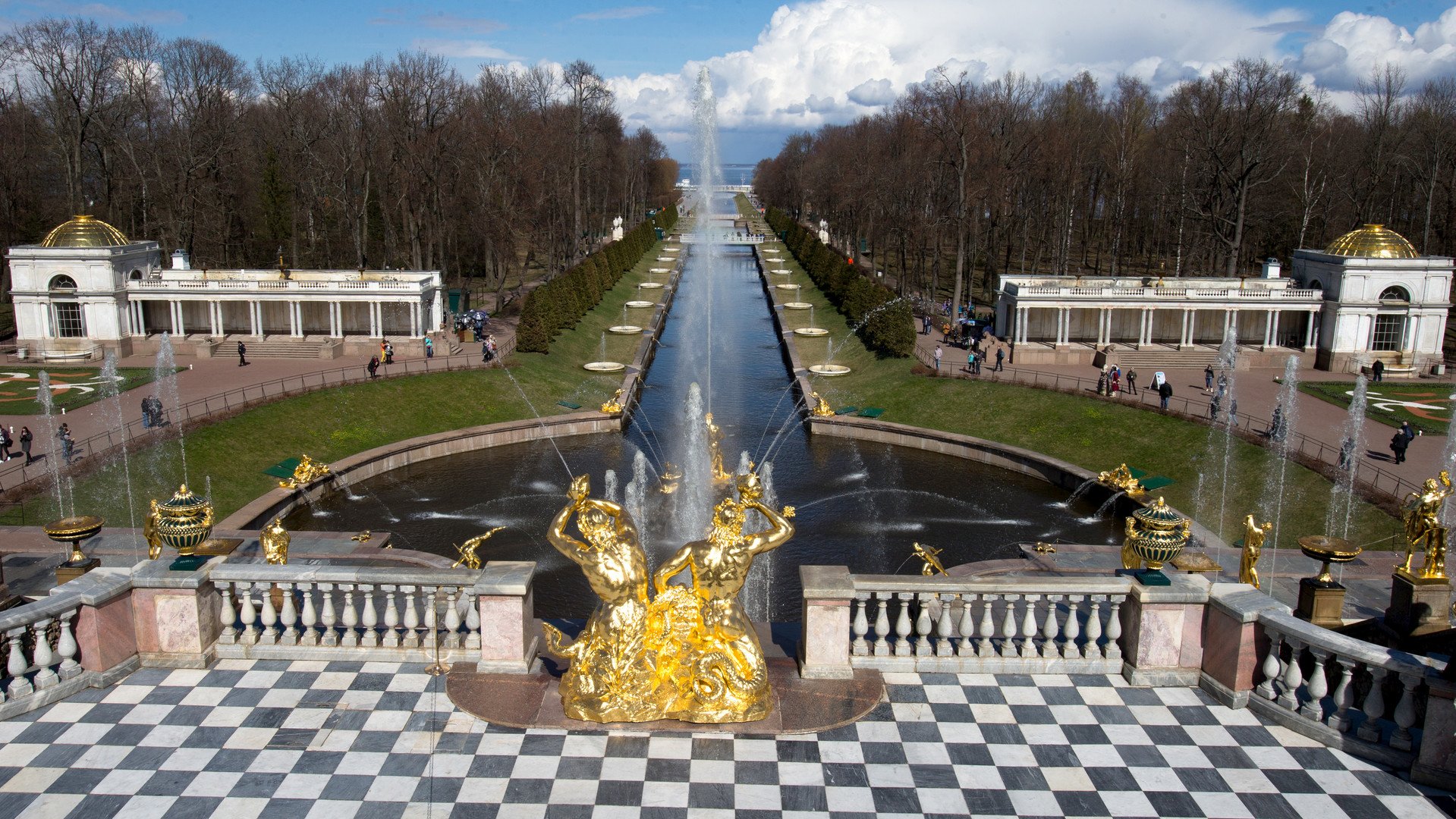 نوافير مجموعة الشلالات الكبرى في يوم تشغيلها في محمية حكومية لمجمع بيترهوف المعماري الفني