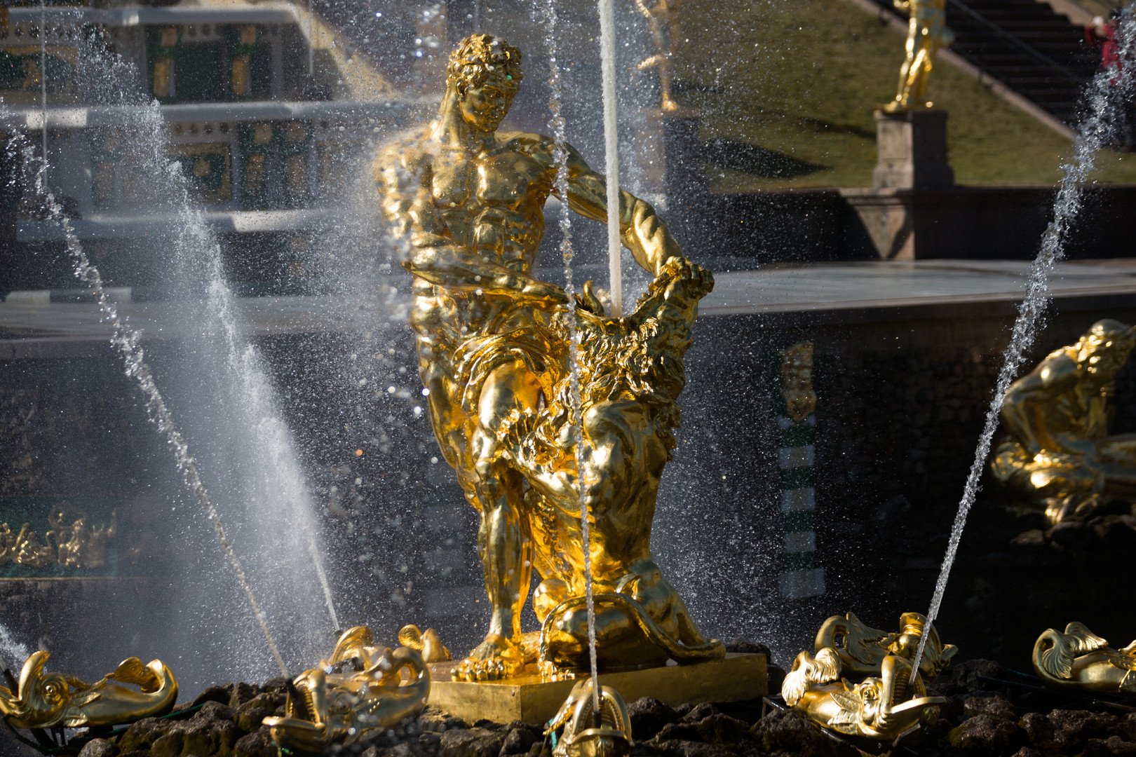 نوافير مجموعة الشلالات الكبرى في يوم تشغيلها في محمية حكومية لمجمع بيترهوف المعماري الفني