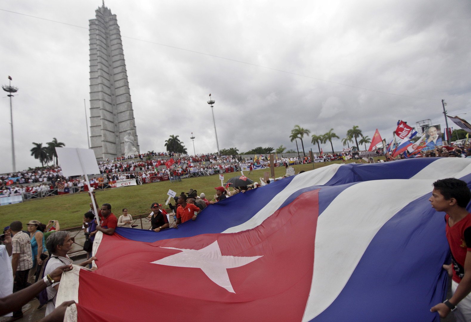 جماهير في هافانا يحملون أعلاما كوبية في عيد العمال العالمي