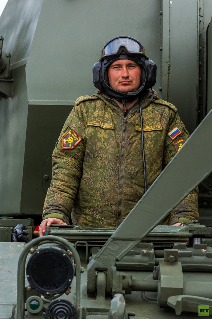 فرد من طاقم مدفع "كواليتسيا" ذاتي الحركة