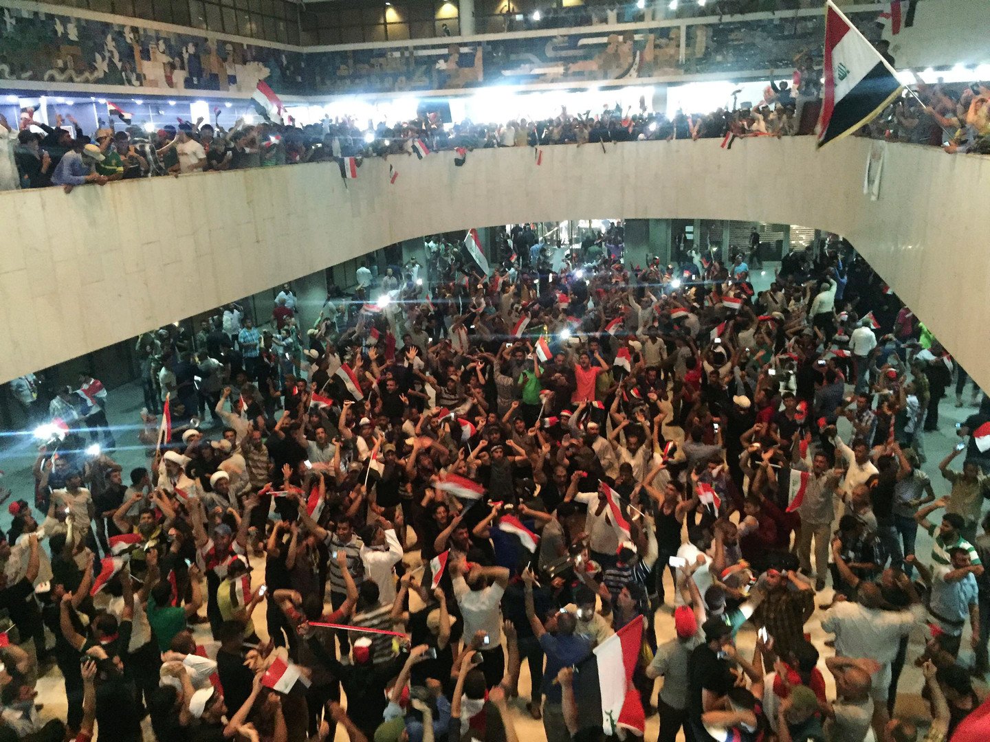 الطوارئ في بغداد بعد اقتحام أنصار الصدر للبرلمان
