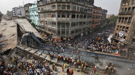 مكافحو الحرائق ورجال فرق الإنقاذ يبحثون عن ضحايا انهيار جسر لم تكتمل إقامته في كلكتا