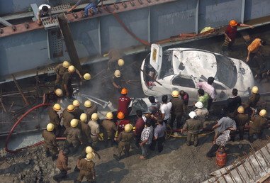 مكافحو الحرائق ورجال فرق الإنقاذ يبحثون عن ضحايا انهيار جسر لم تكتمل إقامته في كلكتا