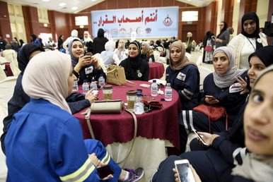 موظفون في القطاع النفطي خلال اليوم الأول من الإضراب الرسمي الذي دعت إليه نقابة عمال النفط والصناعات البتروكيماوية في الكويت.