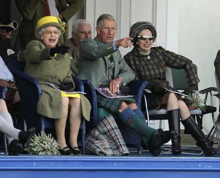 الملكة أليزابيت صحبة أبنائها الأمير تشارلز والأميرة آن يتابعون بشغف "سباق الكيس" بمجمع برايمار 