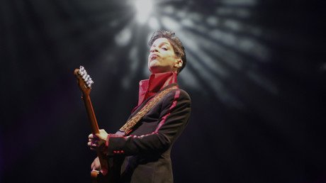 وفاة أسطورة موسيقى البوب "برنس" 