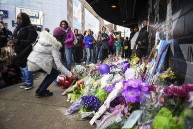 محبو أسطورة "برنس" يلقون الورود بشارع مينابوليس مهد انطلاق النجم 