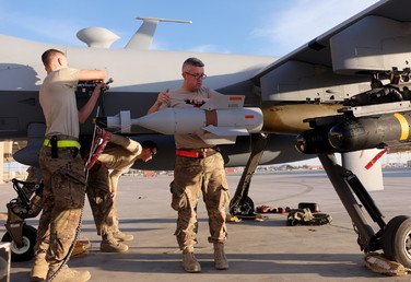 طاقم من سلاح الجو الأمريكي يقوم بصيانة طائرة الاستطلاع "إم كيو-9 ريبر" دون طيار في مطار قندهار بافغانستان