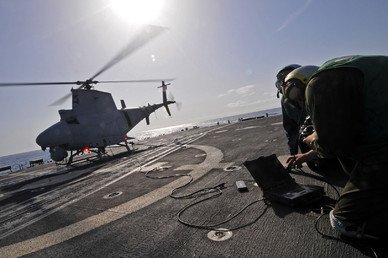 طياران أمريكيان يستعدان لإطلاق مروحية "نورثروب غرومان إم كيو-8 فاير سكاوت" من دون طيار