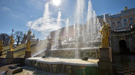 نوافير مجموعة الشلالات الكبرى في يوم تشغيلها في المحمية الحكومية لمجمع بيترهوف المعماري الفني