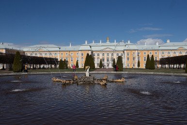 منظر الحديقة العليا في يوم تشغيلها في محمية حكومية لمجمع بيترهوف المعماري الفني
