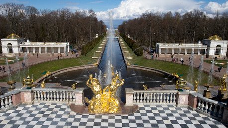 نوافير مجموعة الشلالات الكبرى في يوم تشغيلها في محمية حكومية لمجمع بيترهوف المعماري الفني