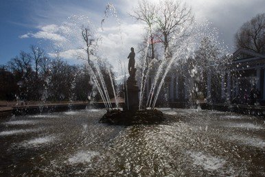 نافورة "حواء" في أثناء مراسم يوم تشغيلها في محمية حكومية لمجمع بيترهوف المعماري الفني