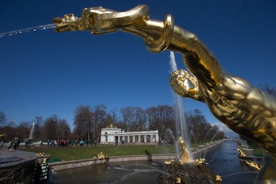 نوافير مجموعة الشلالات الكبرى في يوم تشغيلها في محمية حكومية لمجمع بيترهوف المعماري الفني