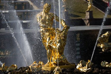 نوافير مجموعة الشلالات الكبرى في يوم تشغيلها في محمية حكومية لمجمع بيترهوف المعماري الفني