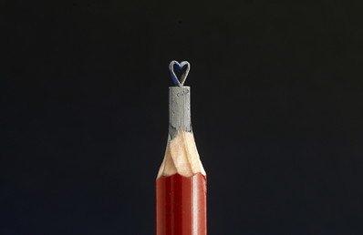 تمثال دقيق نقشه ياسينكو جورجيفيتش على شكل قلب بشري محرف