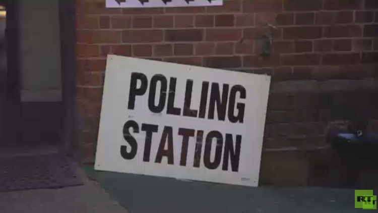 إغلاق صناديق الاقتراع بانتخابات بريطانيا