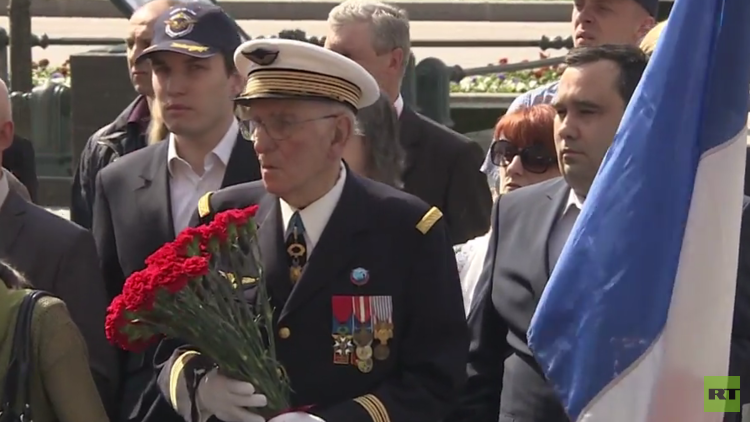 أقارب محاربي نورماندي-نيمان يضعون أكاليل زهور على نصب الجندي المجهول 