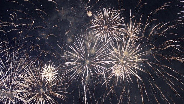 ألعاب نارية في سماء موسكو بمناسبة عيد النصر (فيديو)