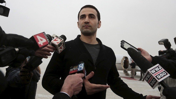 أمريكي أفرجت عنه إيران يلاحقها قضائيا