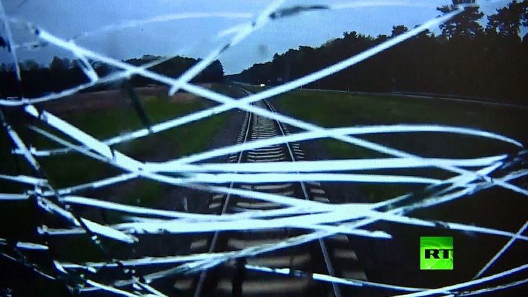 سائق قطار بولندي يخاطر بحياته لإنقاذ الركاب 