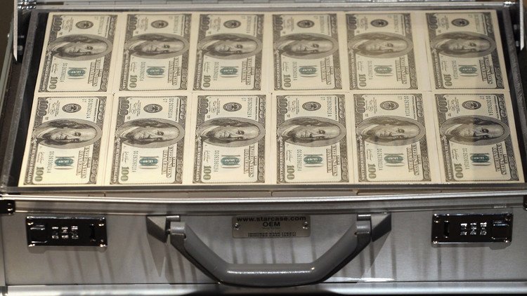 قوة الدولار تدفع بأسعار النفط إلى الهبوط