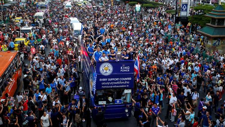 بطل إنجلترا يزور القصر الملكي في تايلاند- فيديو