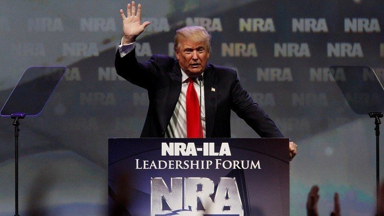 لوبي السلاح يدعم ترامب في سباق الرئاسة