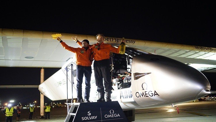 الطياران أندريه بورشبيرغ وبيرتران بيكار أمام الطائرة سولار إمبلس – 2