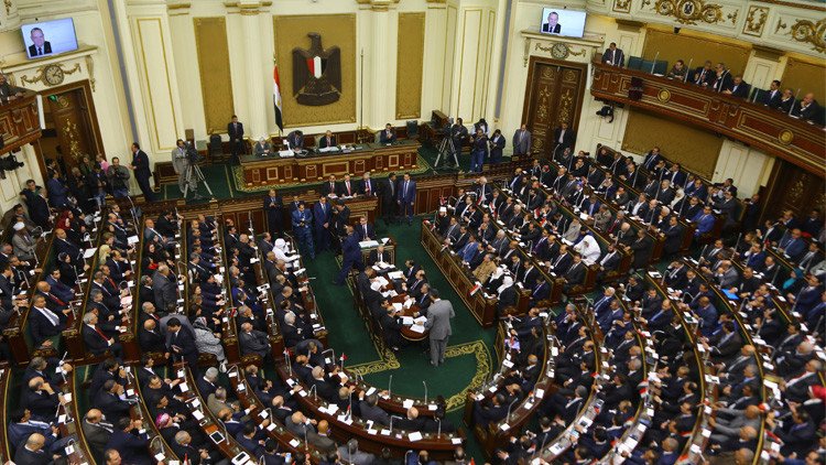 البرلمان المصري يهدد نوابه