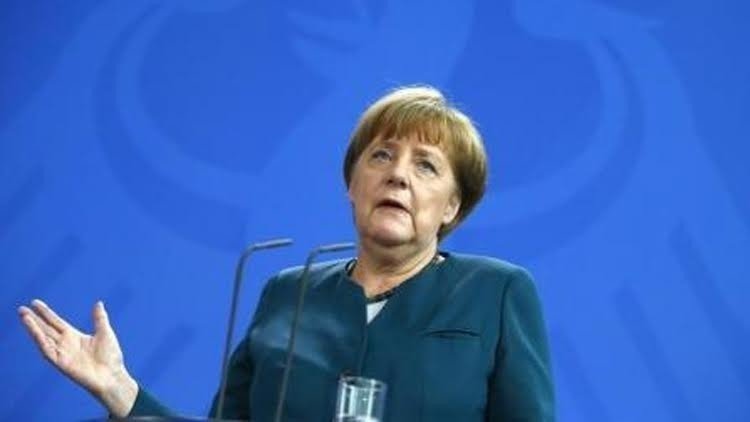 ميركل: من المبكر الحديث عن رفع العقوبات عن روسيا