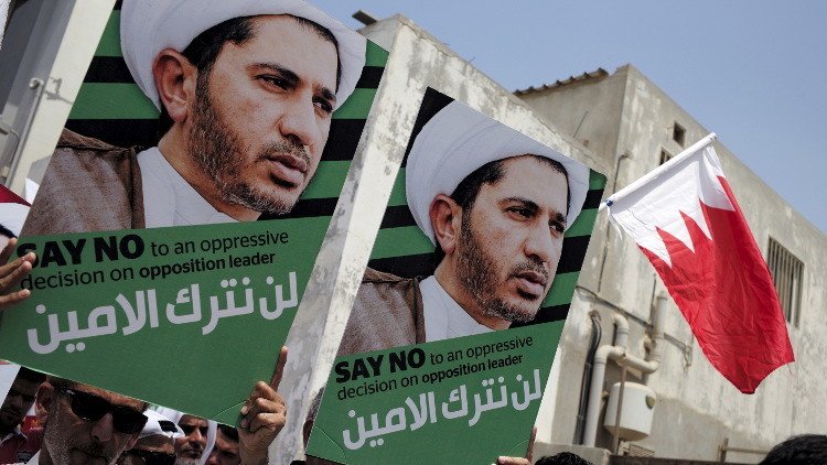 القضاء البحريني يشدد الحكم بسجن زعيم معارض