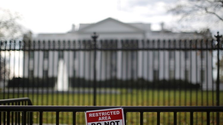 إغلاق البيت الأبيض بعد إلقاء جسم مشبوه داخله
