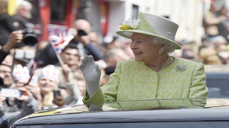 ملكة بريطانيا تفقد مصممة قبعاتها بحادث مأساوي