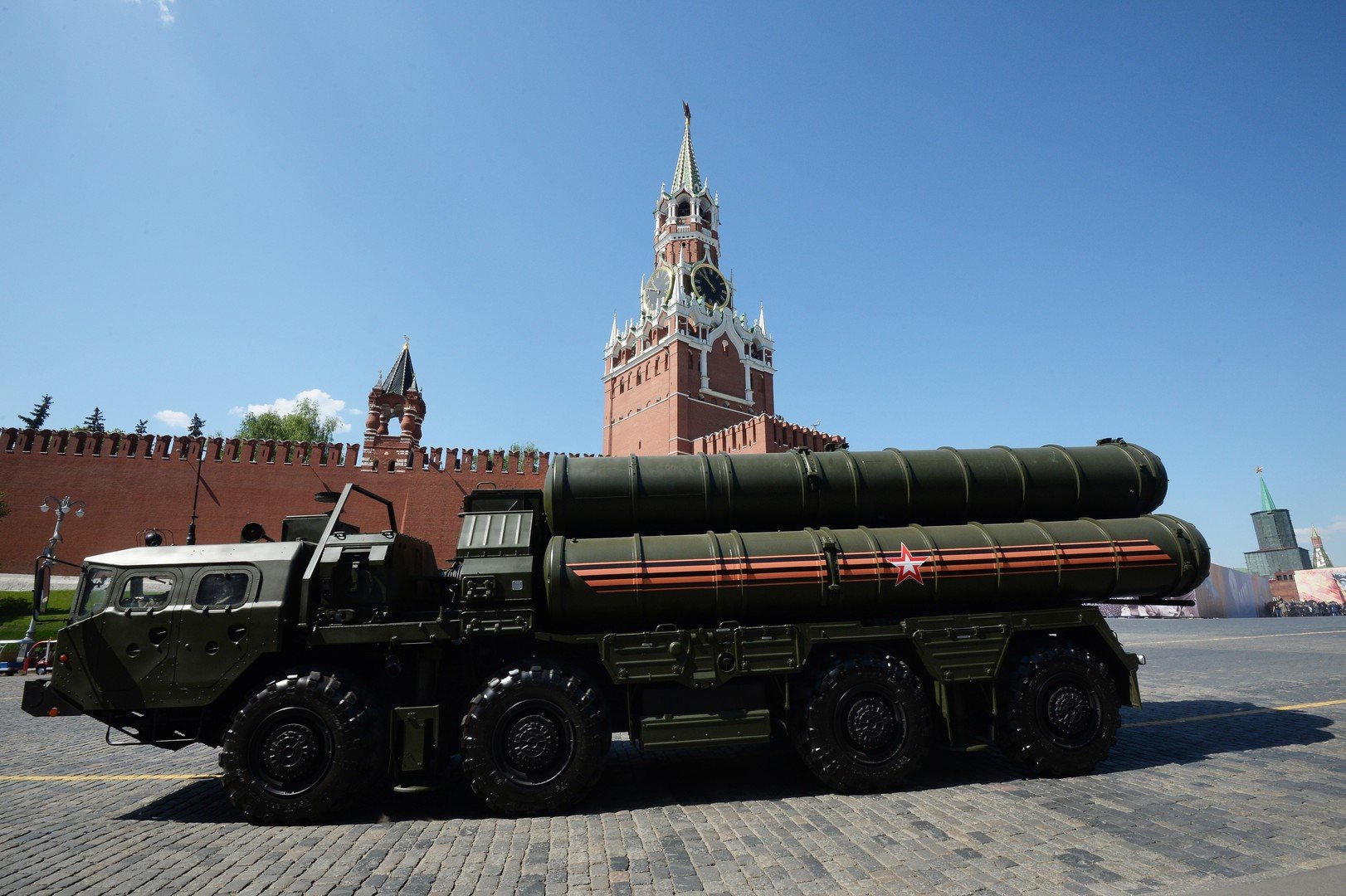 منظومات صواريخ بعيدة ومتوسطة المدى من نوع  S-400 خلال عرض عسكري في الساحة الحمراء