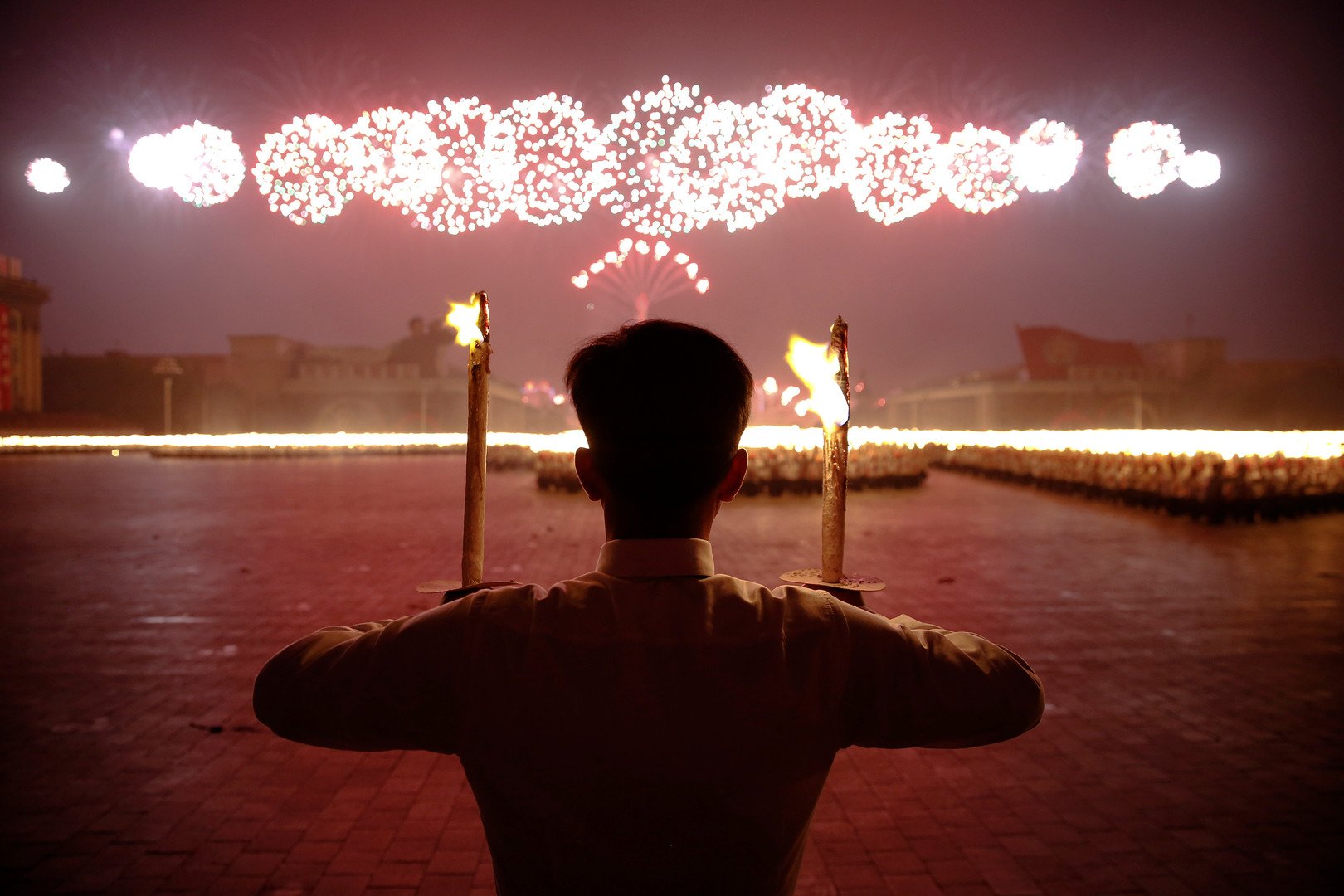 بالتزامن مع المسيرة الليلية، قامت السلطات بإضاءة السماء  فوق المدينة بعرض ألعاب نارية مبهر