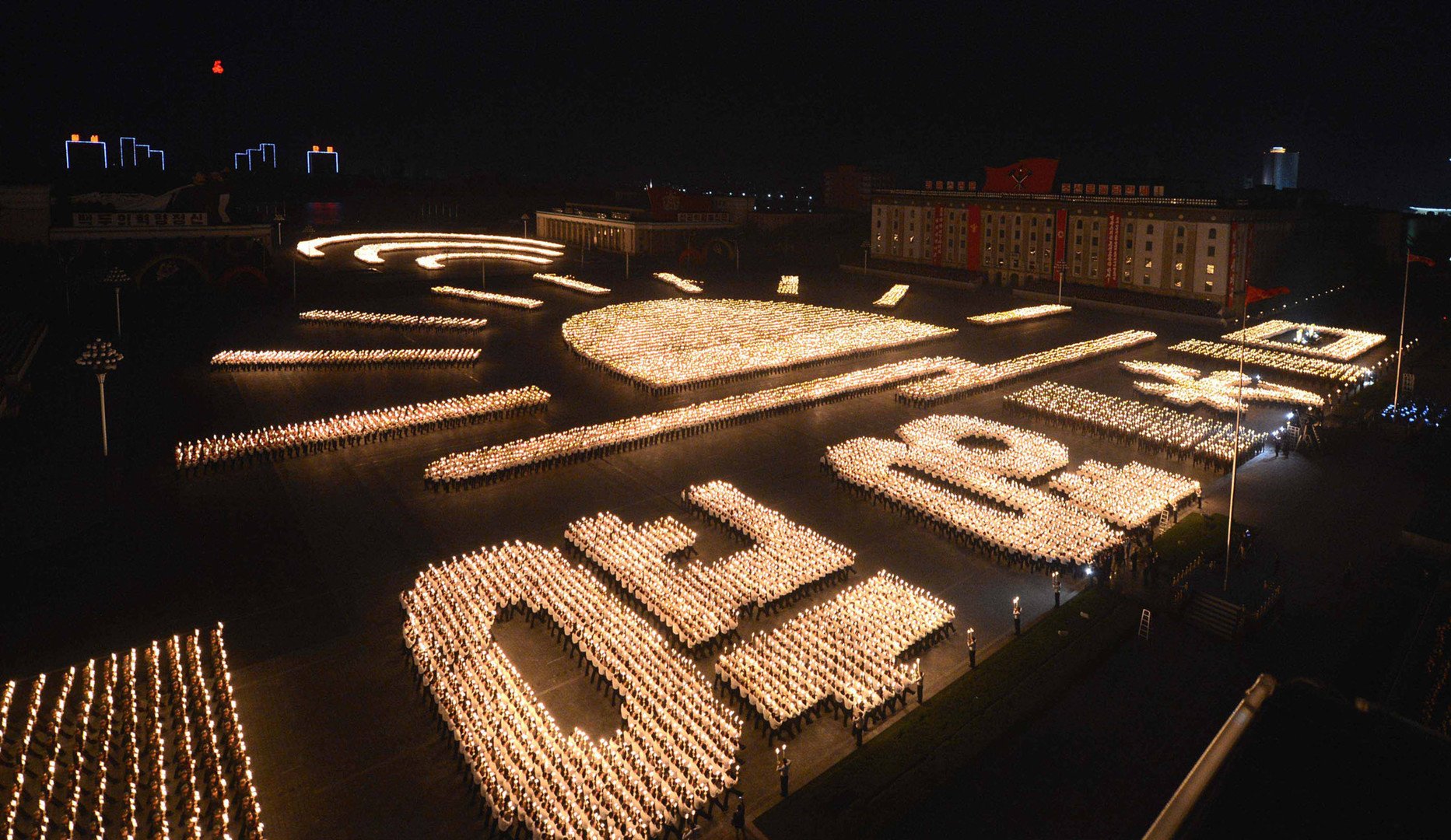 ونشرت  وكالة الأنباء المركزية في كوريا الشمالية يوم الأربعاء 11 مايو/أيار صورا ألتقطت من الجو للمسيرة، إذ تمكن المشاركون فيها من تشكيل شعارات مؤيدة للحزب الحاكم بواسطة المشاعل