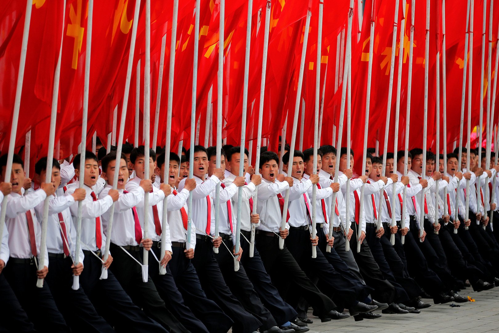كما شارك في العروض والمسيرات التي جرت في بيونغ يانغ الثلاثاء آلاف الطلاب