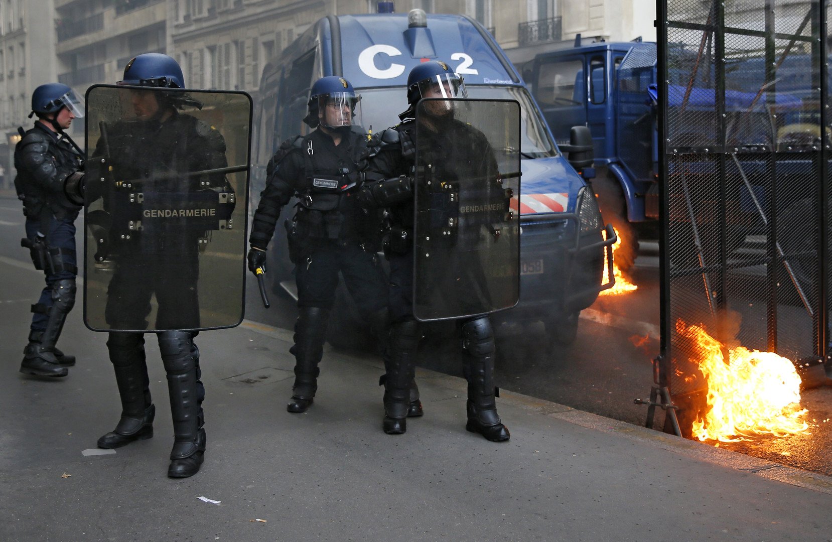 صورة لقوات شرطة مكافحة الشغب خلال المظاهرات ضد إصلاح قانون العمل الفرنسي في باريس، 12 مايو/أيار