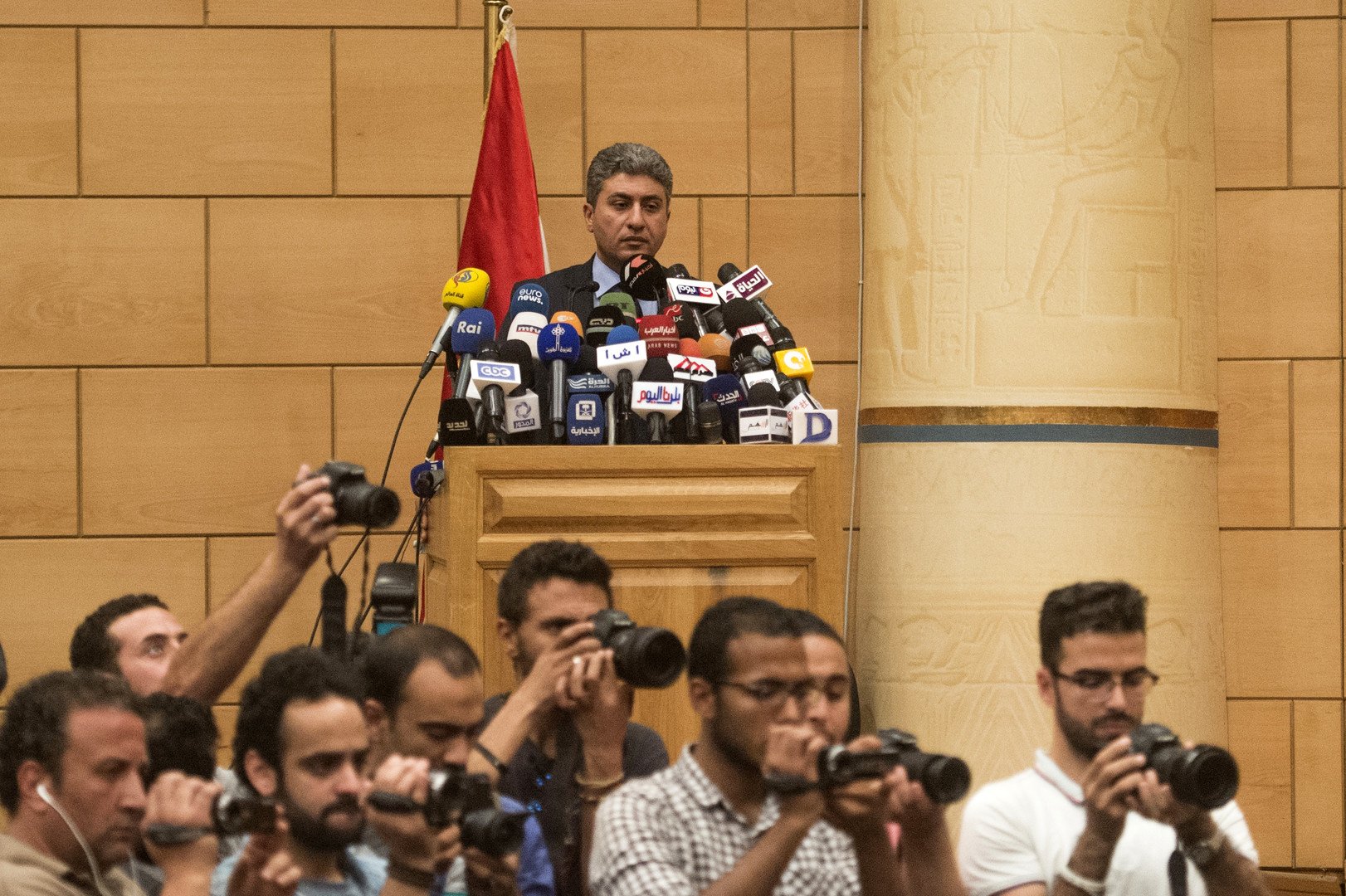 وكانت الطائرة تقل على متنها 66 شخصا، بينهم الطاقم المتكون من 7 أفراد و3 عناصر أمن. في الصورة: مؤتمر صحفي لوزير الطيران المدني المصري شريف فتحي