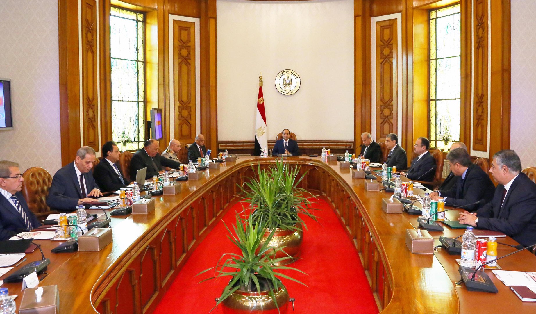 أعلن المتحدث العسكري باسم الجيش المصري العثور على أجزاء من حطام الطائرة على بعد 290 كلم من سواحل الاسكندرية. في الصورة: الرئيس عبد الفتاح السيسي يعقد اجتماعا طارئا لمجلس الأمن القومي