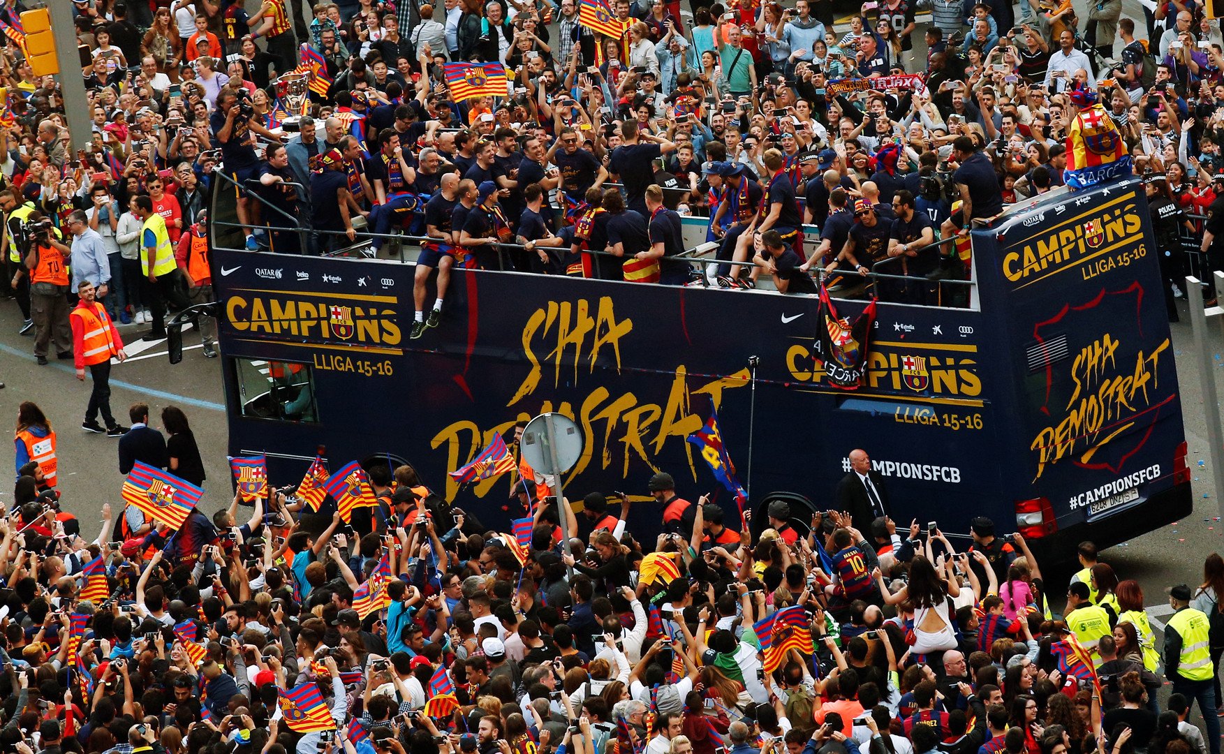 برشلونة بطل الليغا الإسبانية لكرة القدم