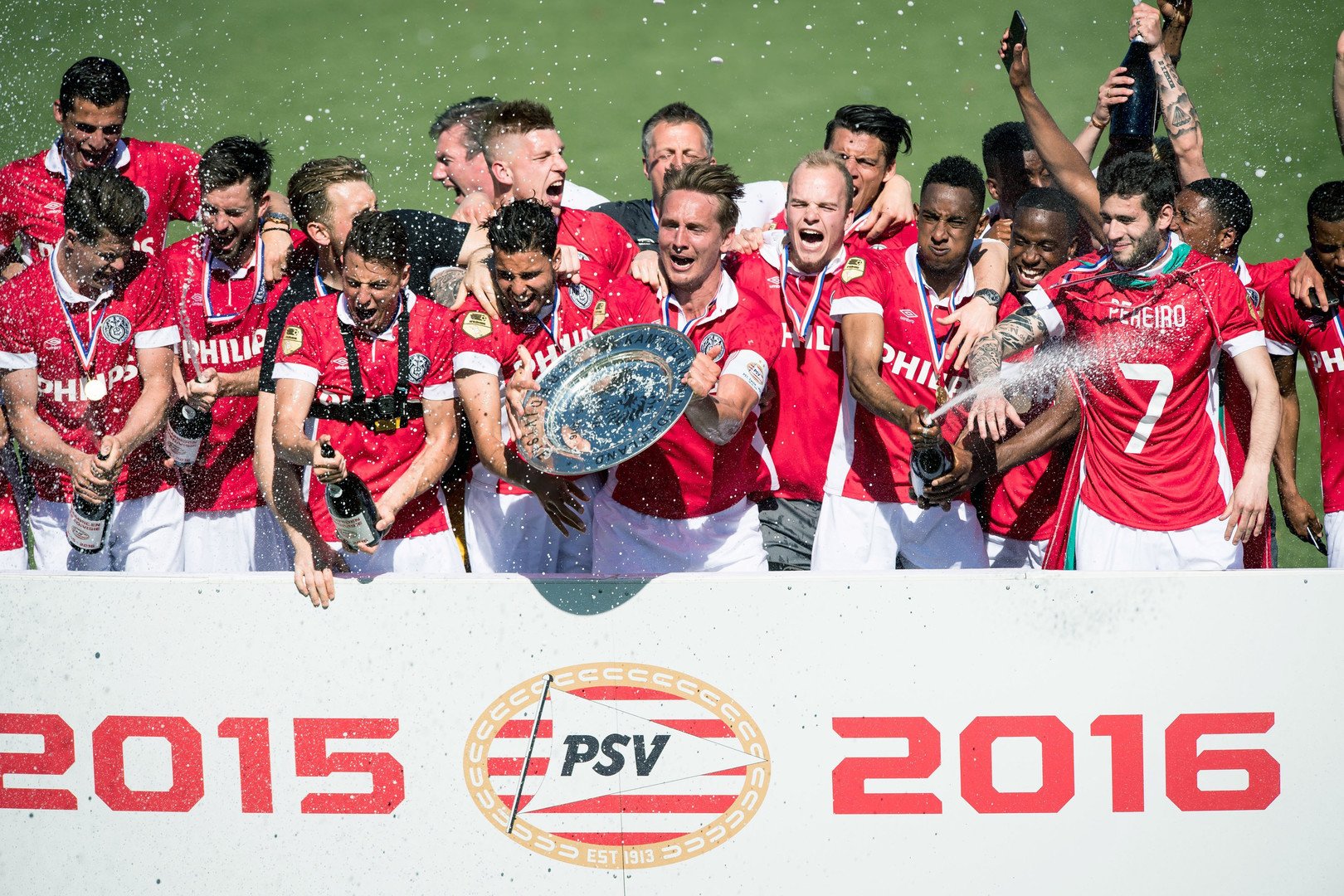 آيندهوفن بطل الدوري الهولندي