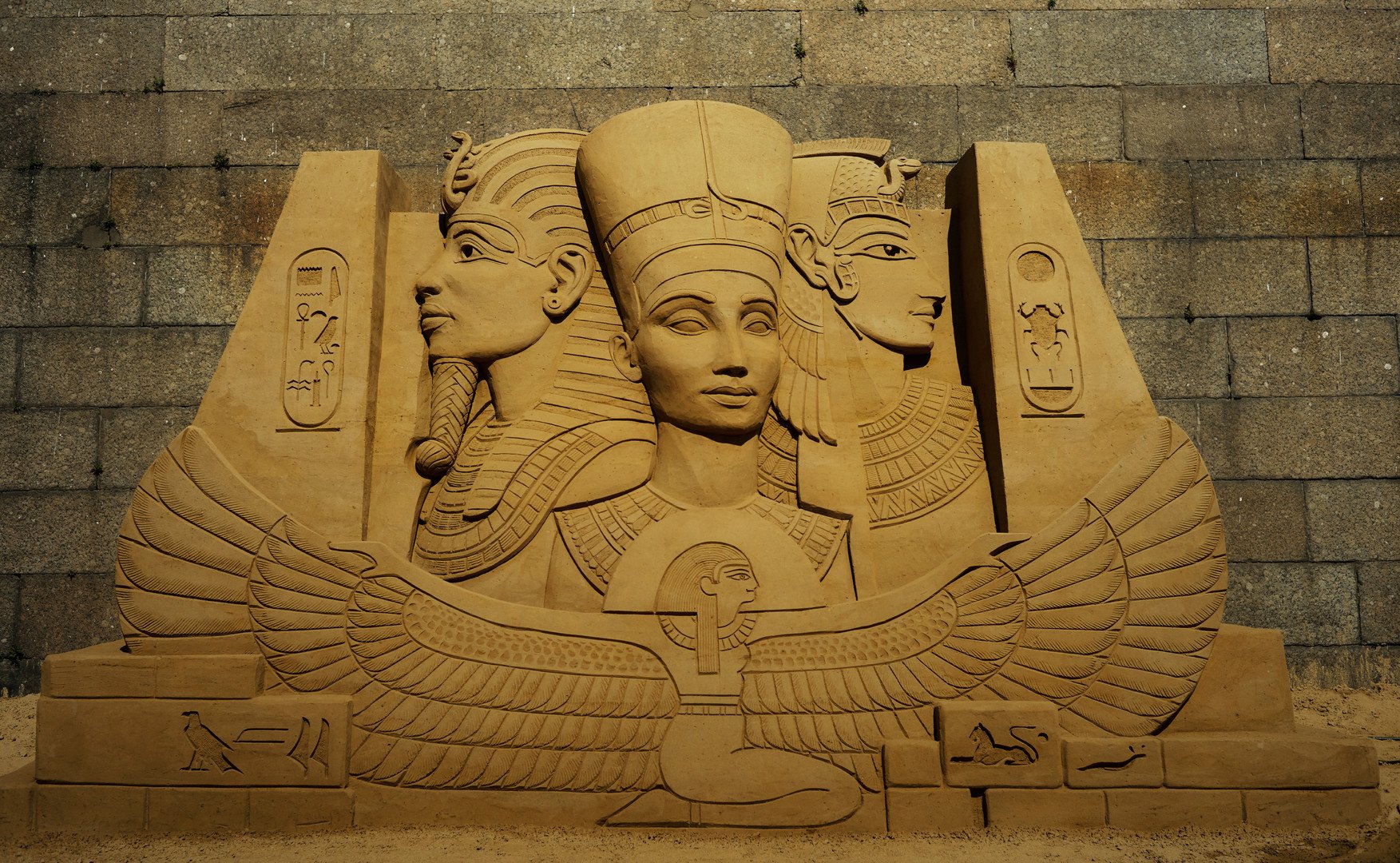 منحوتة رملية منصوبة على شاطئ نهر نيفا