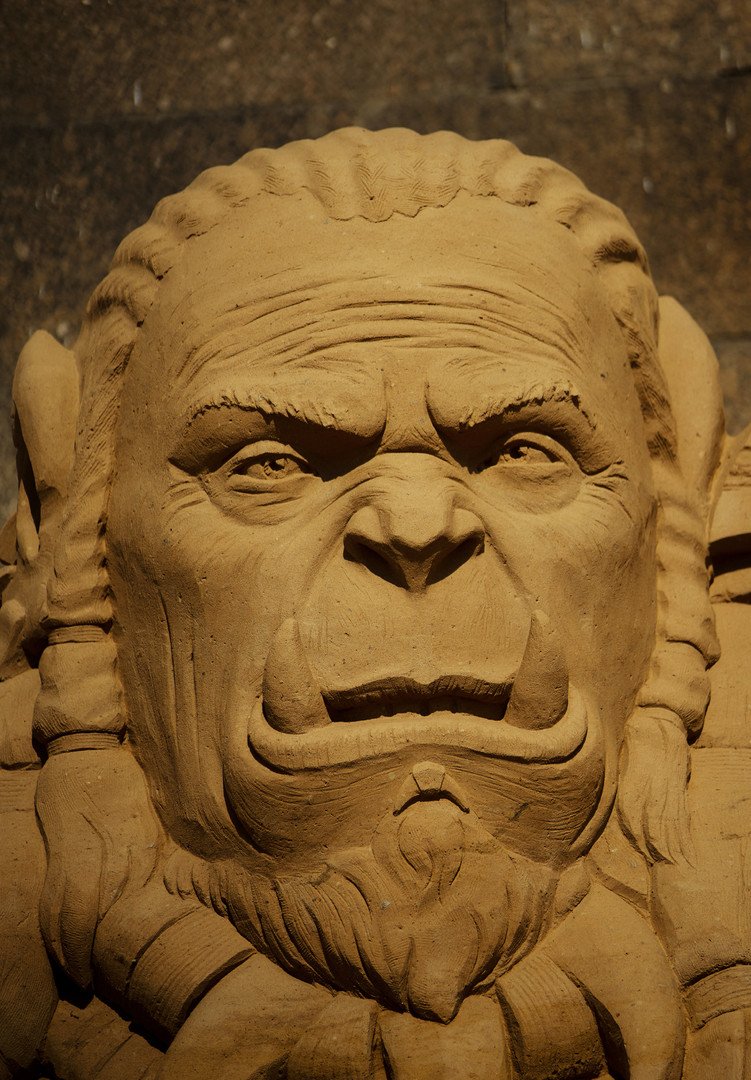 منحوتة رملية منصوبة على شاطئ نهر نيفا في بطرسبورغ