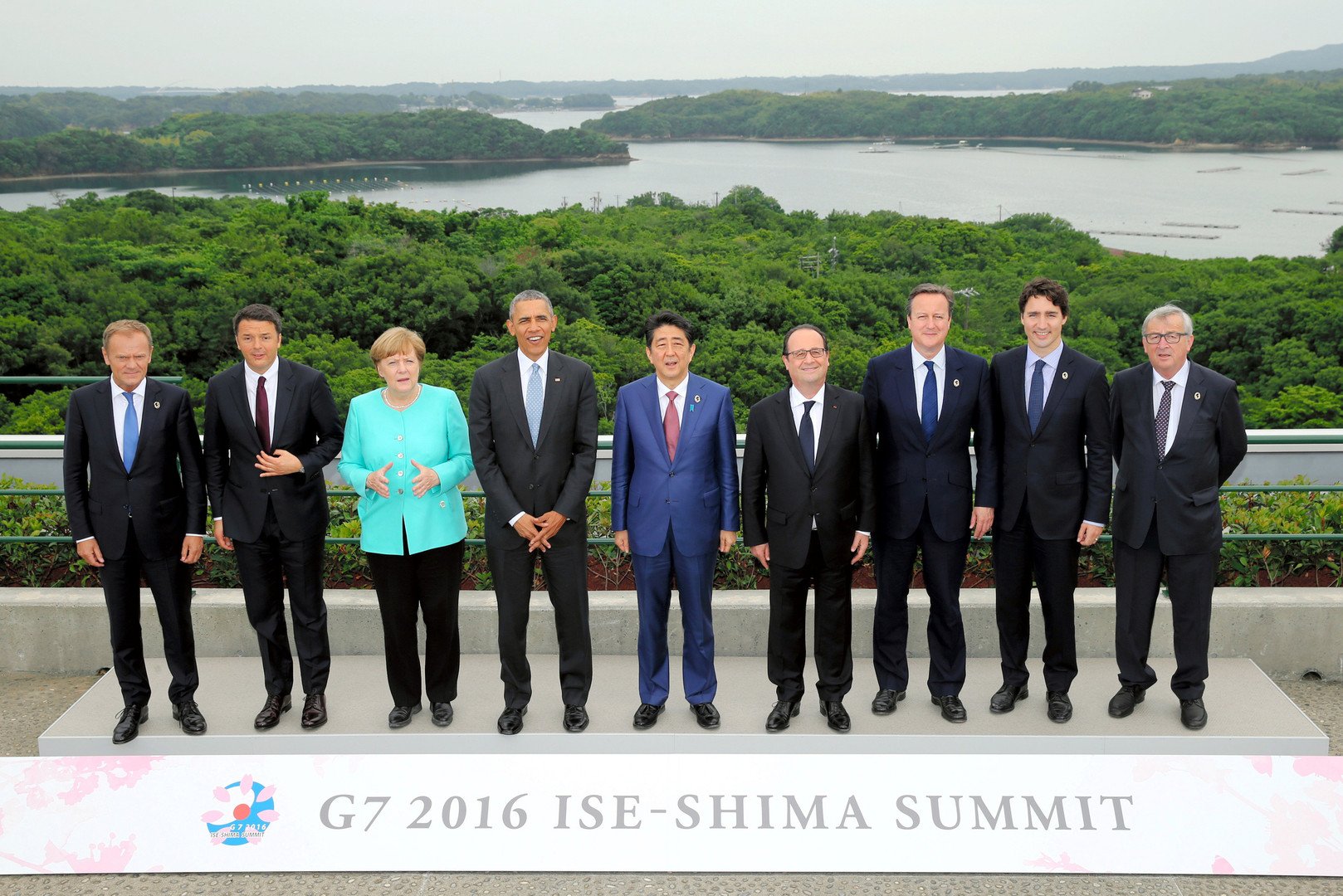 زعماء "G7"  أثناء التقاط صورة جماعية لهم في حديقة "إيسي-شيما" 