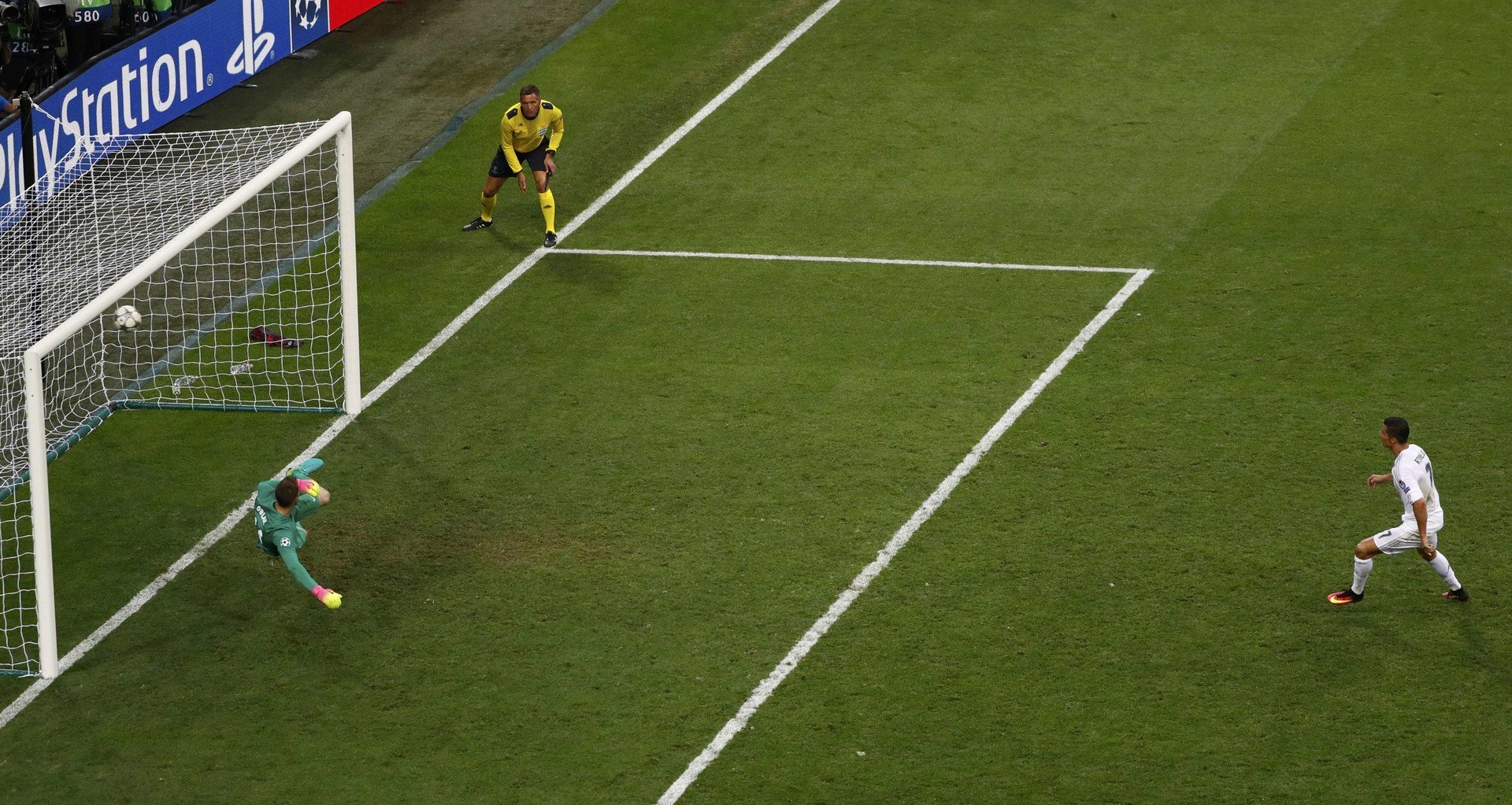 رونالدو يهدي اللقب الـ11 للريال بتسجيله ركلة الجزاء الأخيرة 