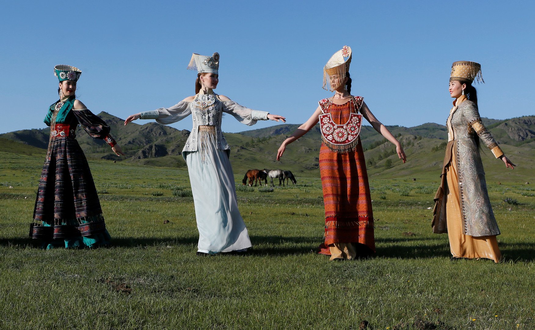 عارضات من مسرح الموضة الخكاسية تقدمن أزياء تقليدية في أثناء بروفة "عيد الحليب الأول"